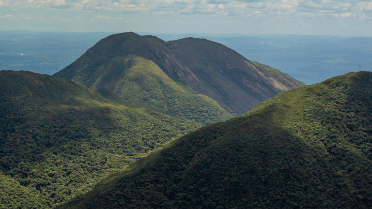 ACAMPAMENTO NO MEIO DAS MONTANHAS